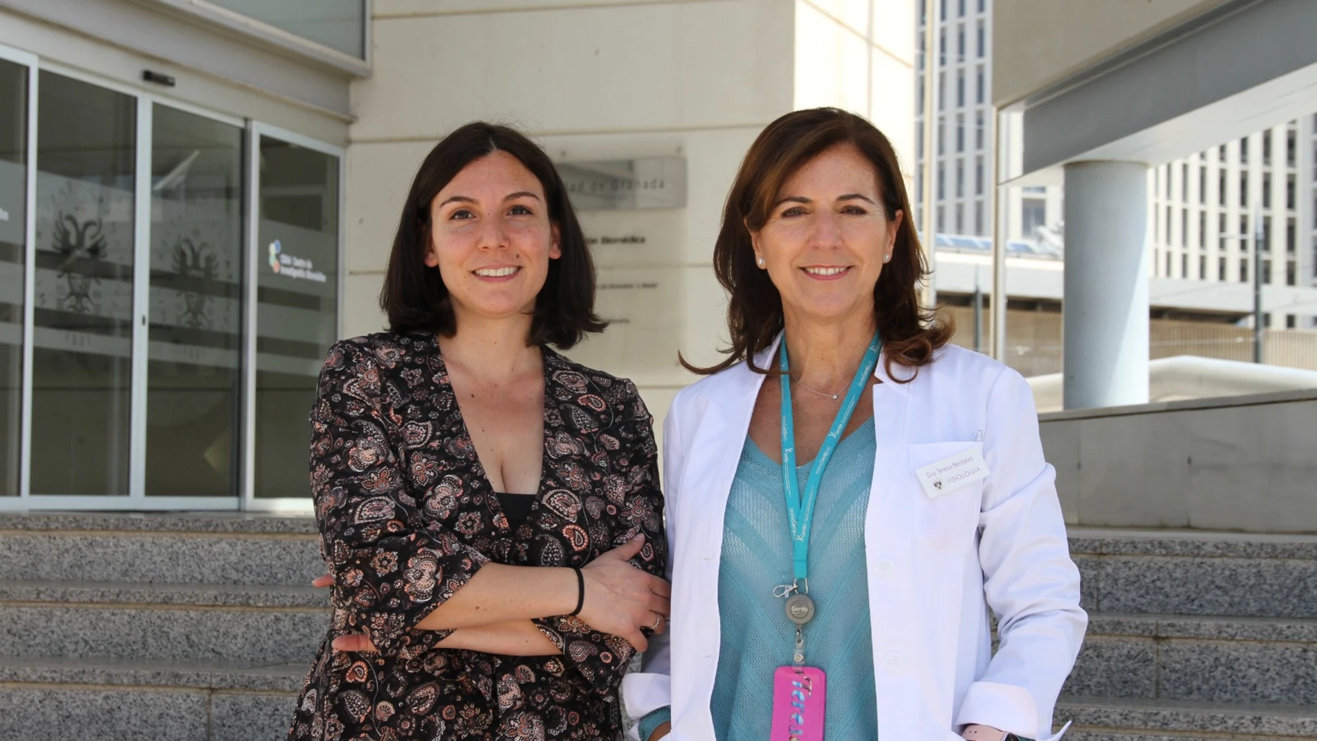 Las profesoras Teresa Nestares y Lara Bossini en el Centro de Investigación Biomédica (CIBM) de la UGR.