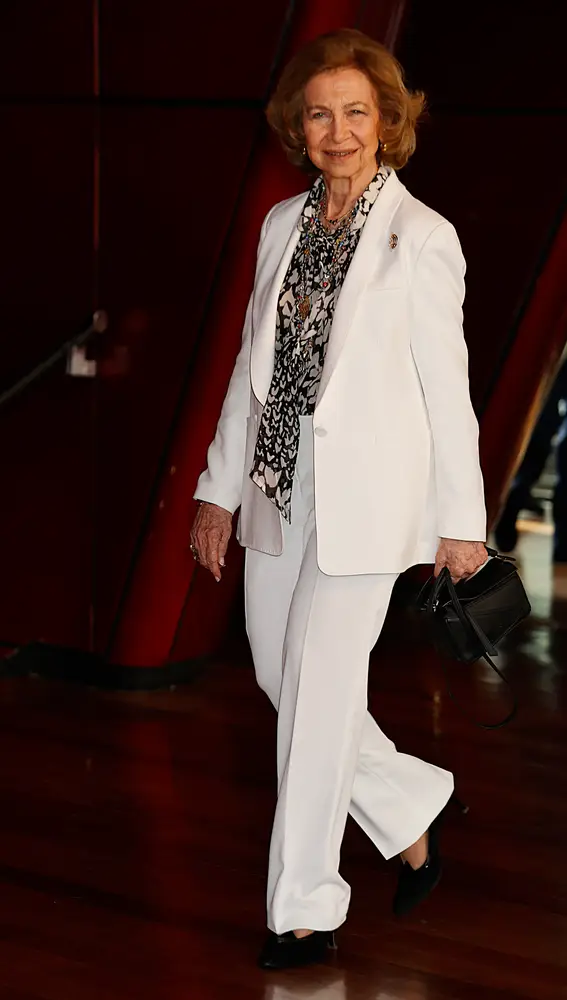 reina sofia traje blanco 67 Queen Sofia in a white dress.