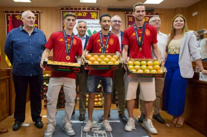 Gavi, Navas y Fabián en el Ayuntamiento de Los Palacios (Sevilla) tras otro homenaje