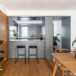 ANTES Y DESPUÉS: Un piso pequeño con cocina abierta y la madera como suma protagonista