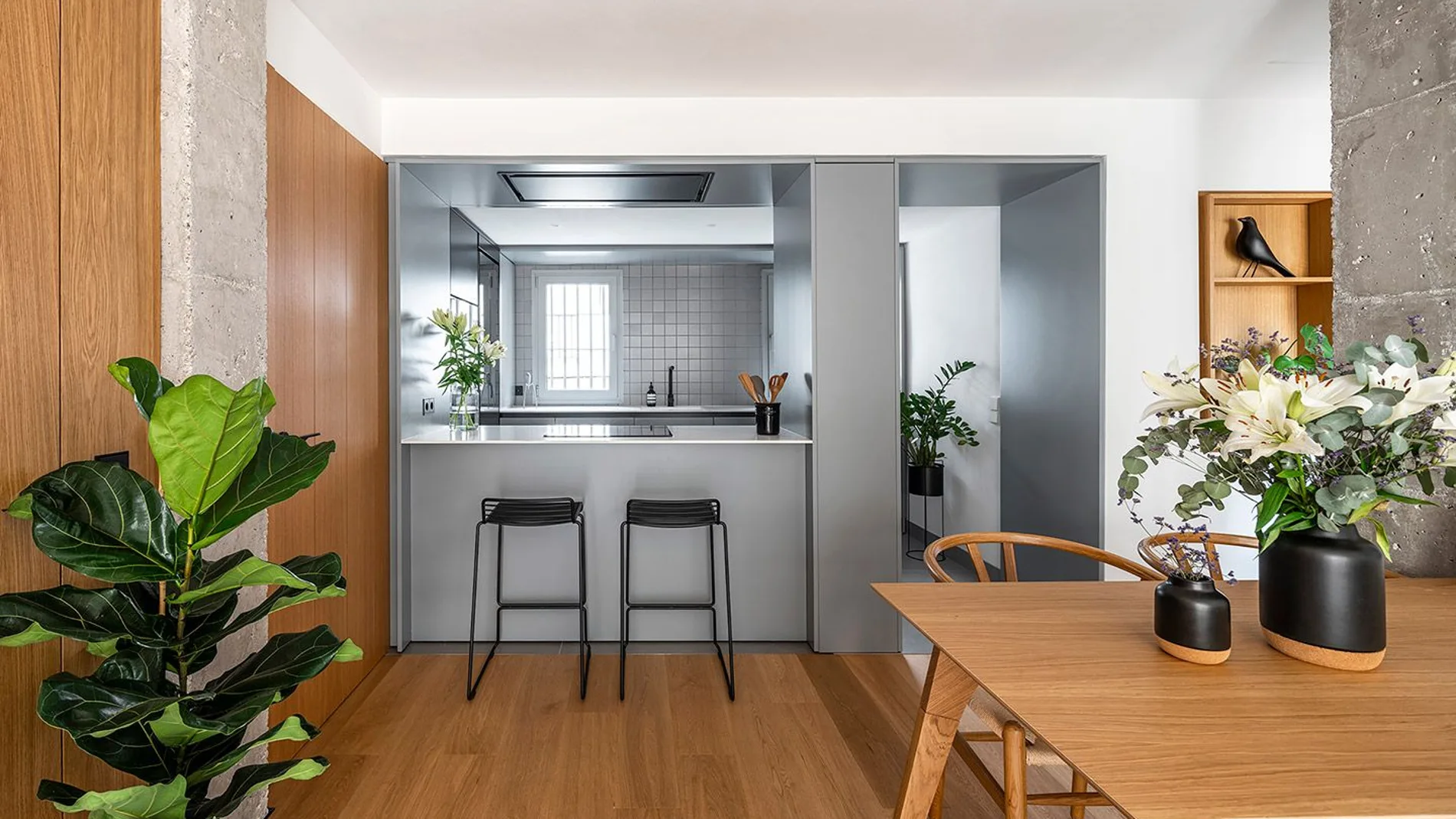 ANTES Y DESPUÉS: Un piso pequeño con cocina abierta y la madera como suma protagonista