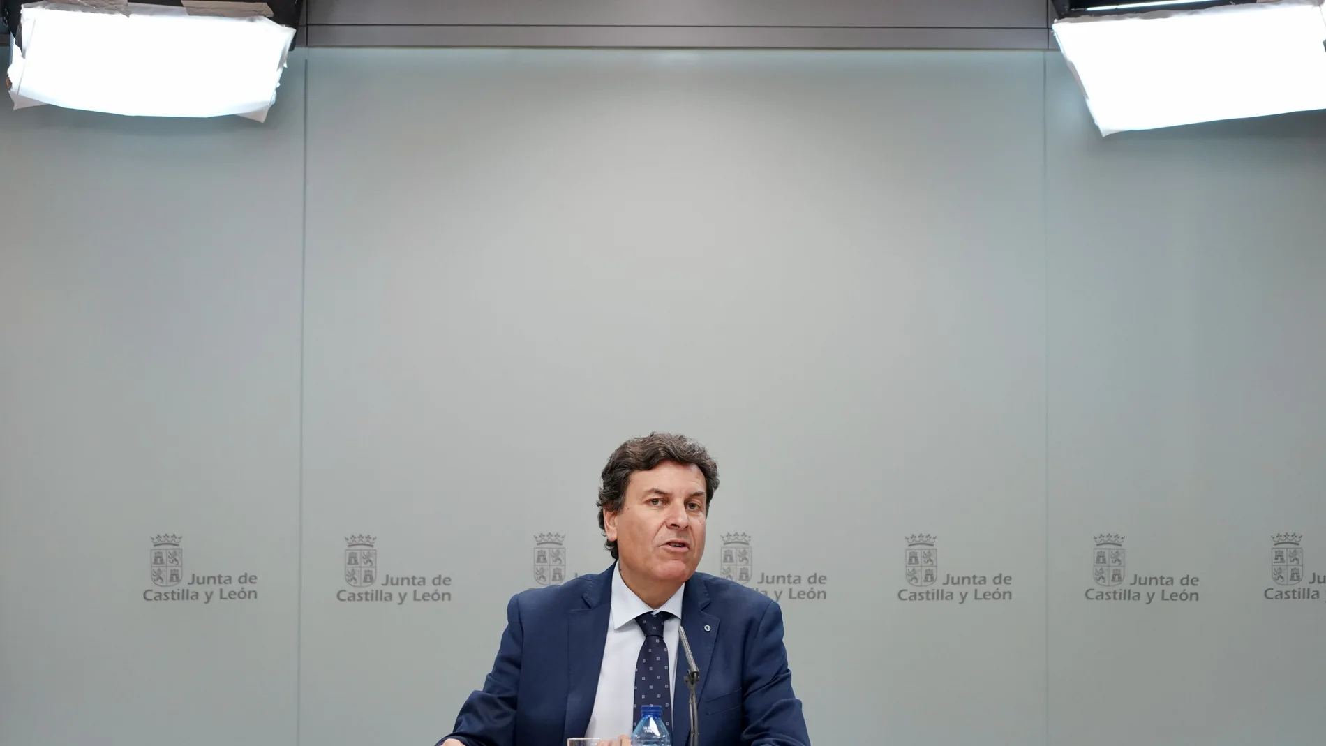 El consejero portavoz Carlos Fernández Carriedo atiende a la prensa tras el Consejo de Gobierno