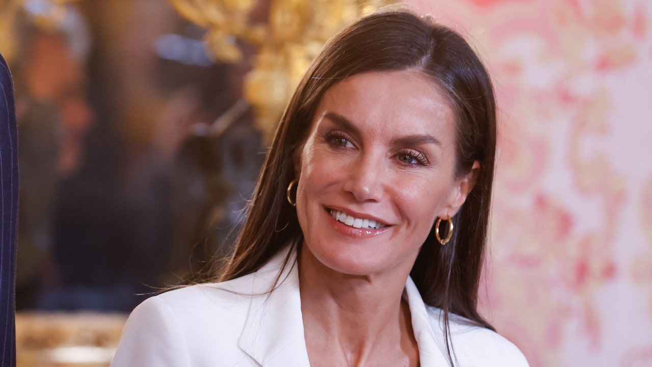 Queen Letizia recovers her favorite white jacket suit to dress just like Queen Sofía