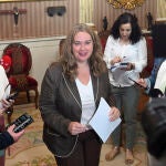 La alcaldesa de Burgos, Cristina Ayala, atiende a los medios de comunicación