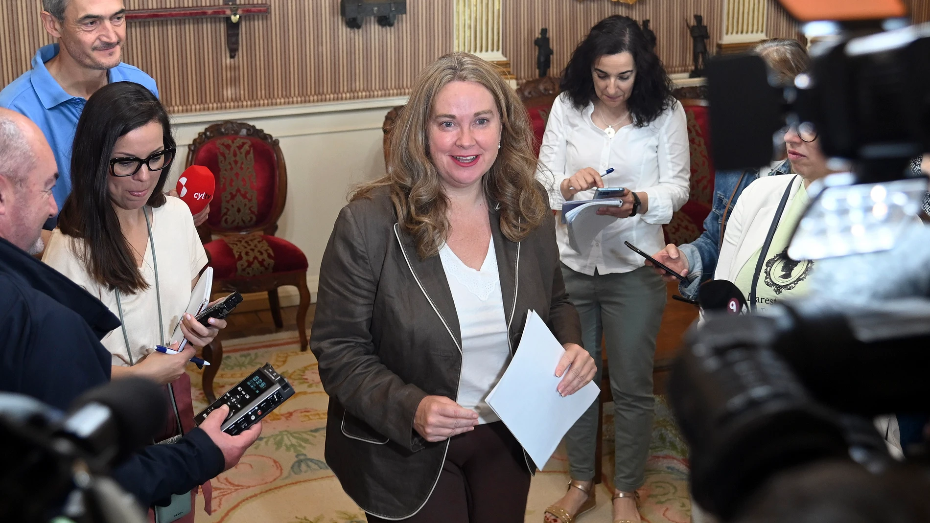 La alcaldesa de Burgos, Cristina Ayala, atiende a los medios de comunicación