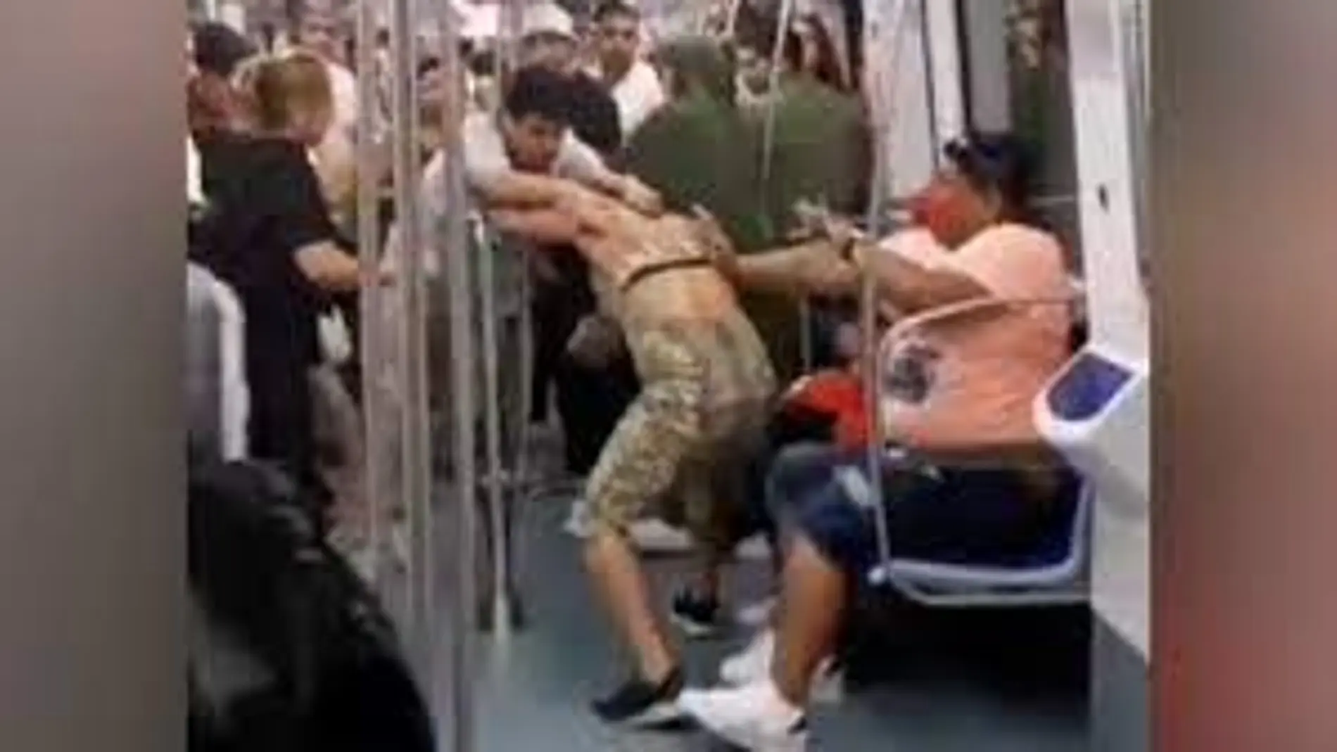 Momento de una agresión hómofoba en el Metro de Barcelona