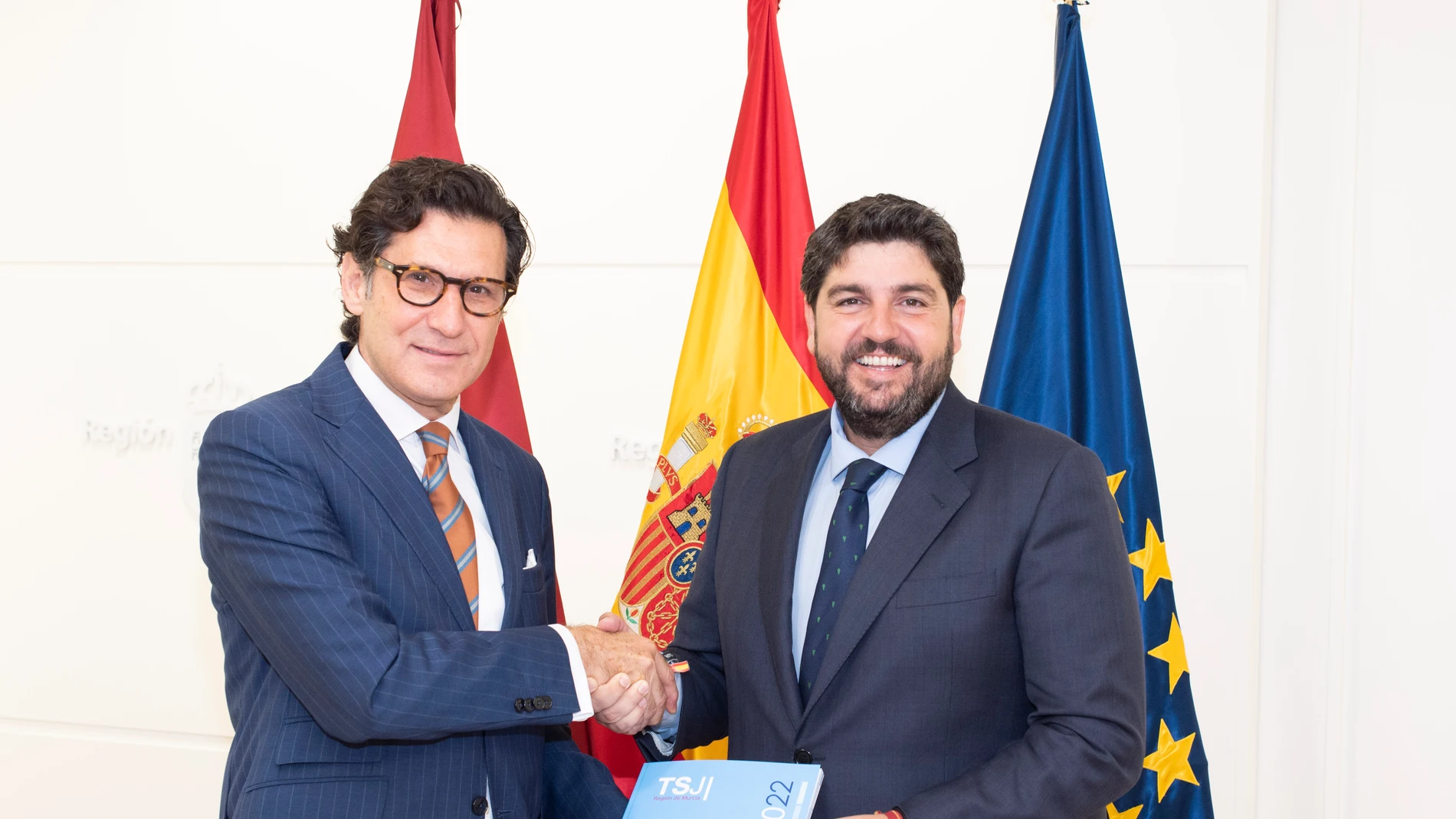 El presidente del Gobierno regional en funciones, Fernando López Miras, con el presidente del Tribunal Superior de Justicia de Murcia, Miguel Pasqual del Riquelme, quien le hizo entrega de la Memoria Anual del TSJ. 