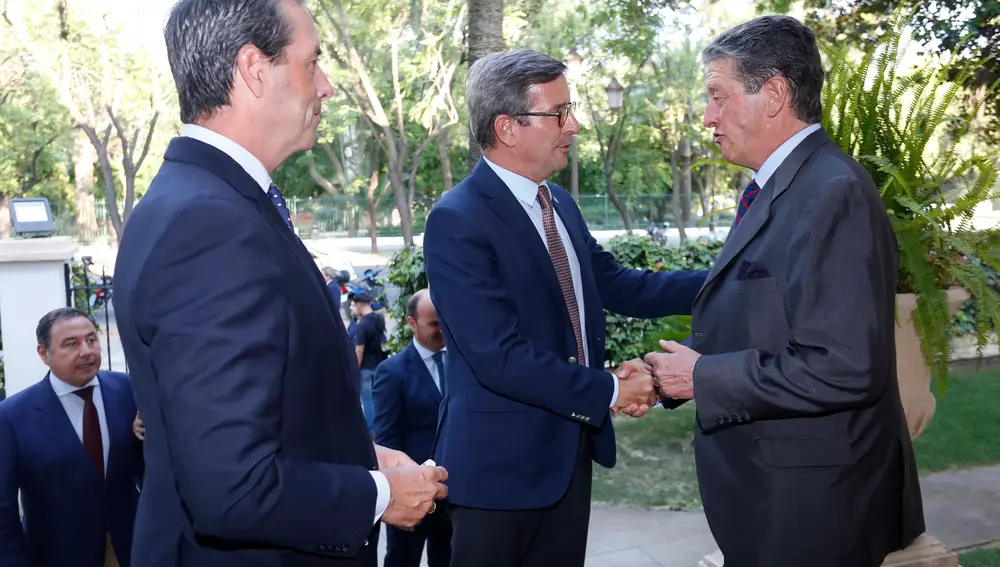 El presidente de la institución, Valentín de Madariaga, y el miembro del patronato, Romualdo de Madariaga, saludan al consejero de Política industrial y Energía, Jorge Paradela