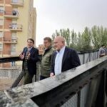 Carnero y Mañueco conversan con Feijóo mientras pasean por un puente sobre las vías del tren en Valladolid