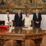 La familia del expresidente del Consejo Social Salvador Sánchez-Terán dona a la Universidad de Salamanca su traje académico y medalla de la Usal, que en su día se le concedió. El acto de entrega cuenta con la presencia del rector de la Usal, Ricardo Rivero Ortega; el presidente del Consejo Social, Ignacio Galán; la secretaria General, María José García Barrado; así como su viuda, Pilar Sánchez Arjona; y su hijo, Salvador Sánchez-Terán Sánchez-Arjona