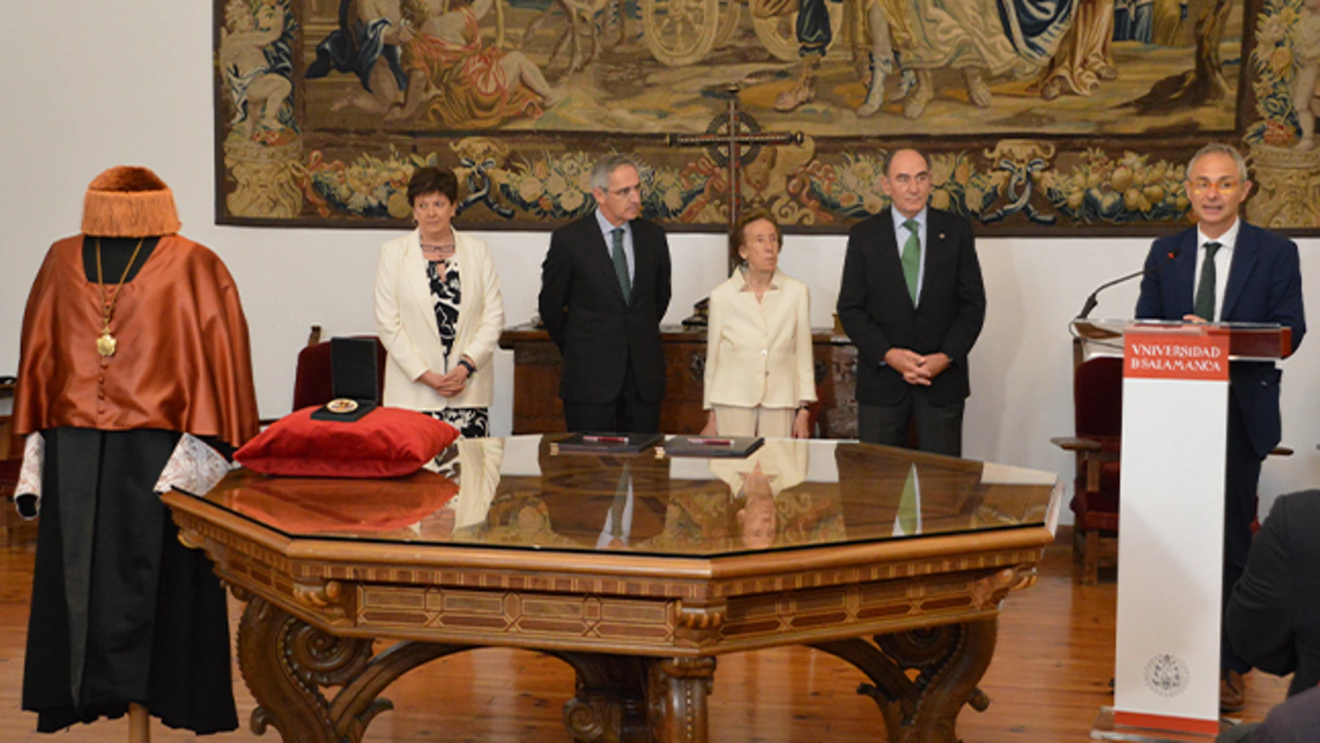 La familia del expresidente del Consejo Social Salvador Sánchez-Terán dona a la Universidad de Salamanca su traje académico y medalla de la Usal, que en su día se le concedió. El acto de entrega cuenta con la presencia del rector de la Usal, Ricardo Rivero Ortega; el presidente del Consejo Social, Ignacio Galán; la secretaria General, María José García Barrado; así como su viuda, Pilar Sánchez Arjona; y su hijo, Salvador Sánchez-Terán Sánchez-Arjona