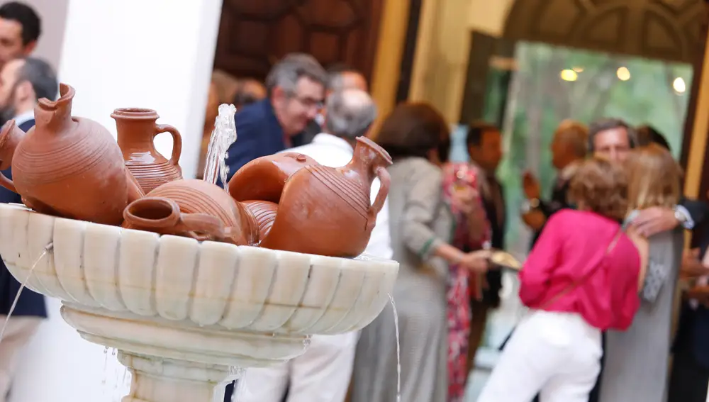 Las ánforas que se encuentran en el suelo y sobre la fuente son una obra de arte en sí mismas, que en esta ocasión están colocadas de una manera estratégica tras la revisión de Pepe Cobo