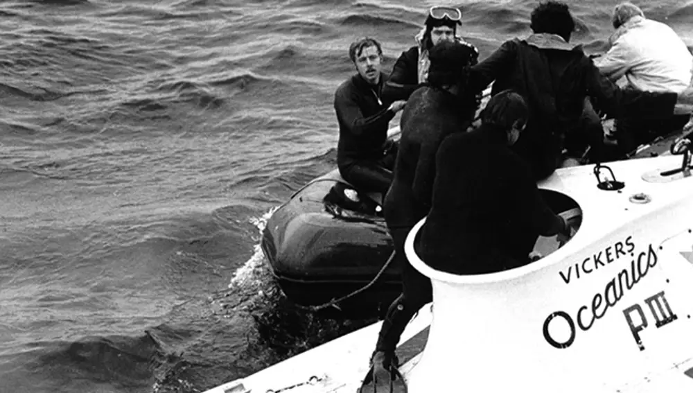 Momento en el que Chapman y Mallinson abandonan el Pisces III.