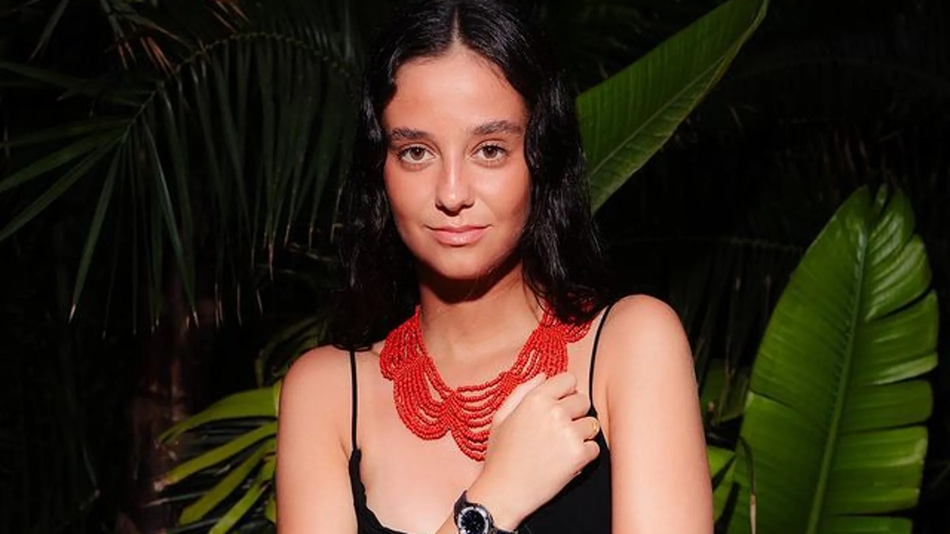 El vestidazo 'cut out' asimétrico que Victoria Federica ha combinado con collar de perlas para ir de cena en Mónaco