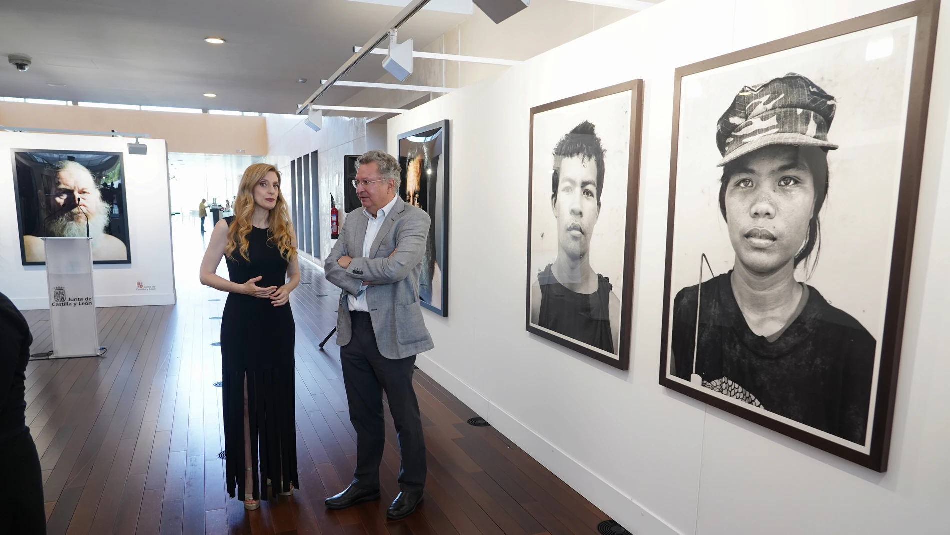 La viceconsejera de Acción Cultural, Mar Sancho, presenta la exposición ''Organon'' de fondos fotográficos de la Colección MUSAC junto al director del centro Manuel Olveira Paz