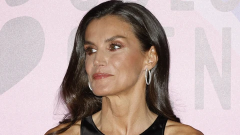 Vestido lencero y 'manolos': el look más sofisticado de Letizia para una noche de monólogos científicos