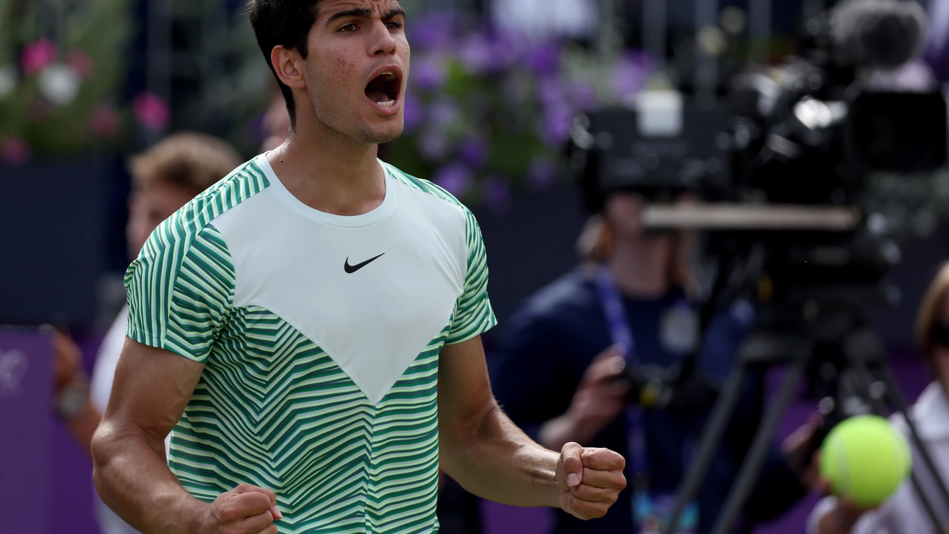 24 June 2023, United Kingdom, London: Spain's Carlos Alcaraz celebrates victory over USA's Sebastian Kordaon after their Men's Singles semi-final of the 2023 cinch Championships at The Queen's Club. Photo: Steven Paston/PA Wire/dpa 24/06/2023 ONLY FOR USE IN SPAIN