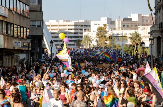 El Orgullo de València marcha para que no se den pasos atrás en los derechos LGTBI