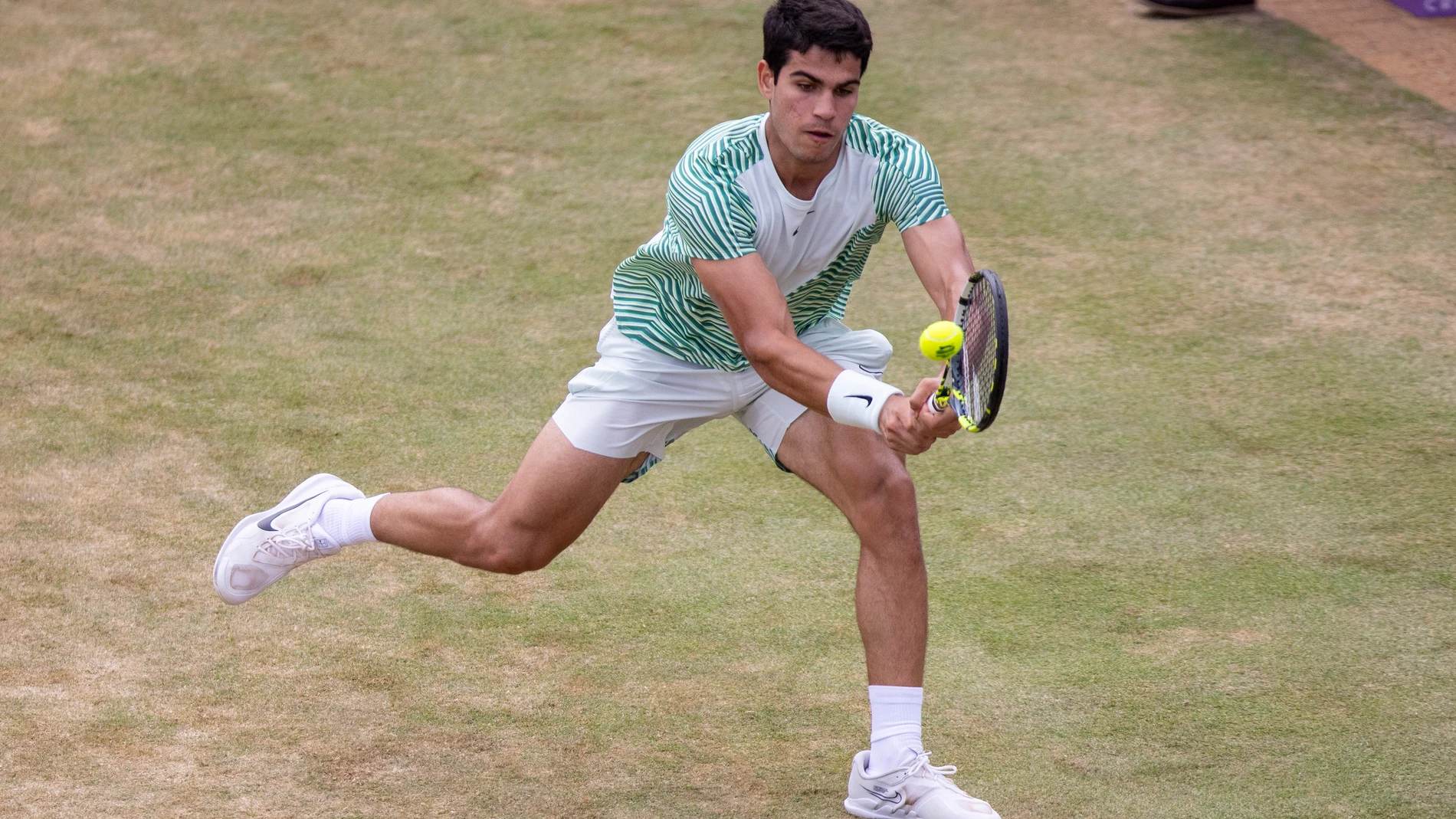 London (United Kingdom), 22/06/2023.- Carlos Alcaraz of Spain in action during his semi-final match against Sebastian Korda of USA at the Cinch Tennis Championships in London, Britain, 24 June 2023. (Tenis, España, Reino Unido, Estados Unidos, Londres) EFE/EPA/TOLGA AKMEN