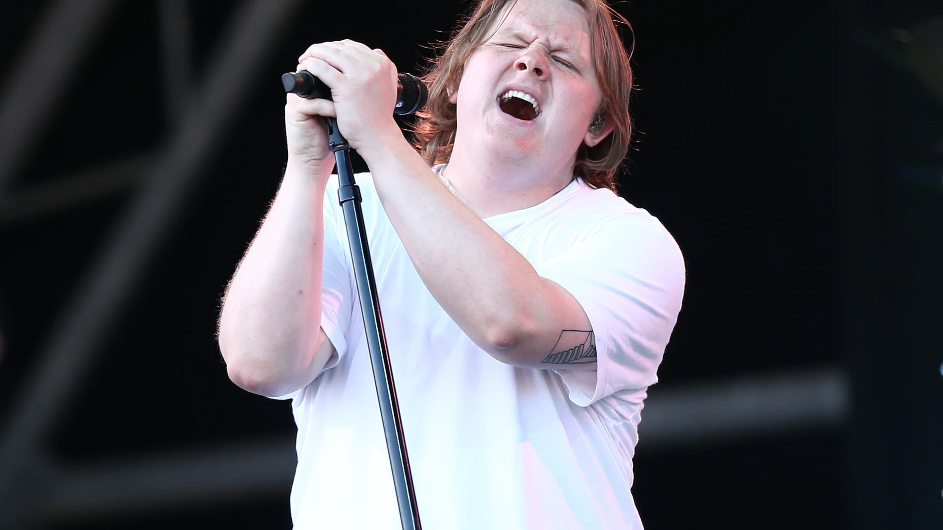 Pilton (United Kingdom), 24/06/2023.- Scottish singer-songwriter Lewis Capaldi performs on the Pyramid Stage at the Glastonbury Festival in Pilton, Britain, 24 June 2023. The Glastonbury Festival is a five-day festival of music, dance, theatre, comedy and performing arts running from 21 to 25 June 2023. (Reino Unido) EFE/EPA/ADAM VAUGHAN