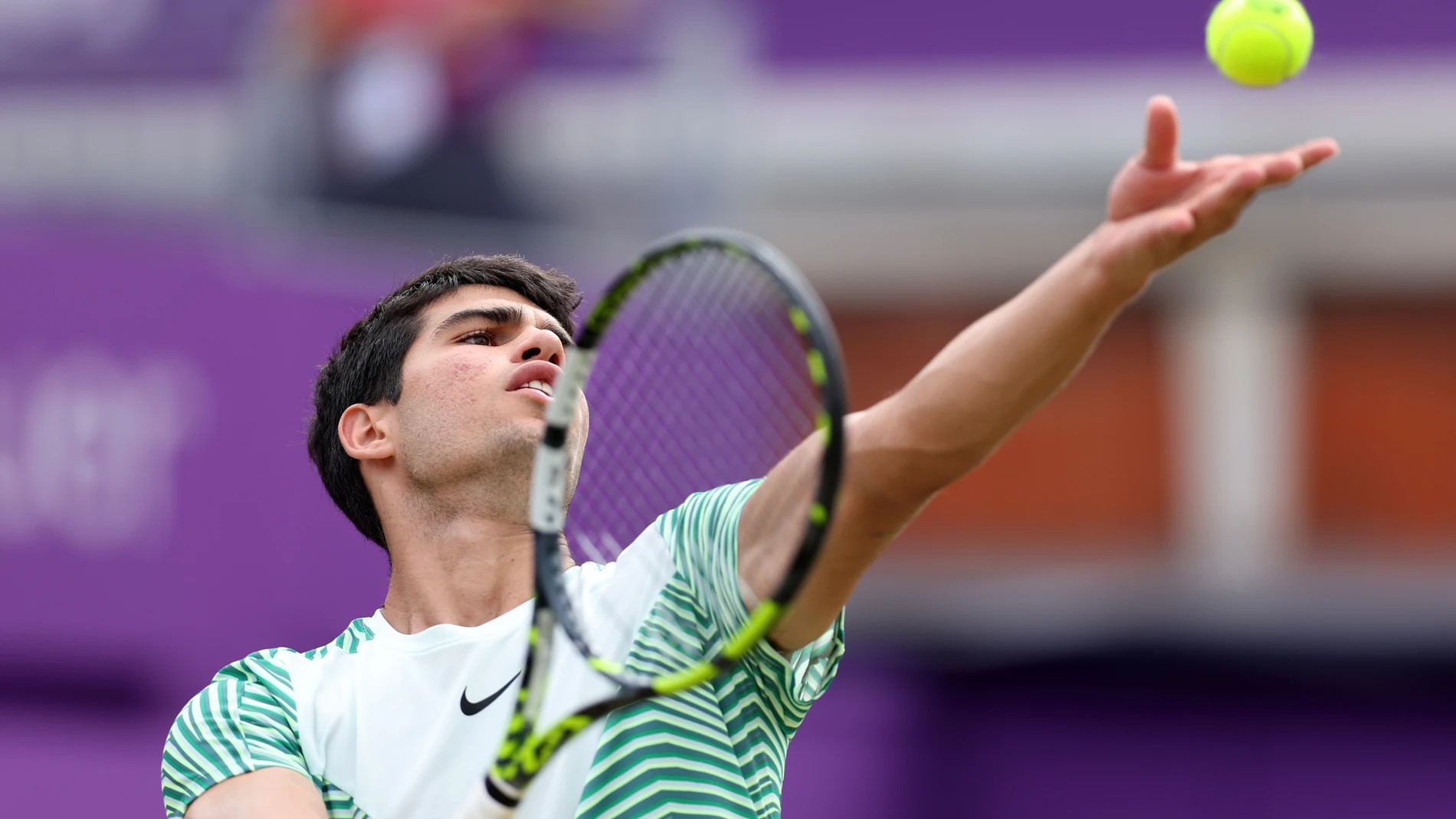 24 June 2023, United Kingdom, London: Spain's Carlos Alcaraz in action against USA's Sebastian Kordaon after their Men's Singles semi-final of the 2023 cinch Championships at The Queen's Club. Photo: Steven Paston/PA Wire/dpa 24/06/2023 ONLY FOR USE IN SPAIN