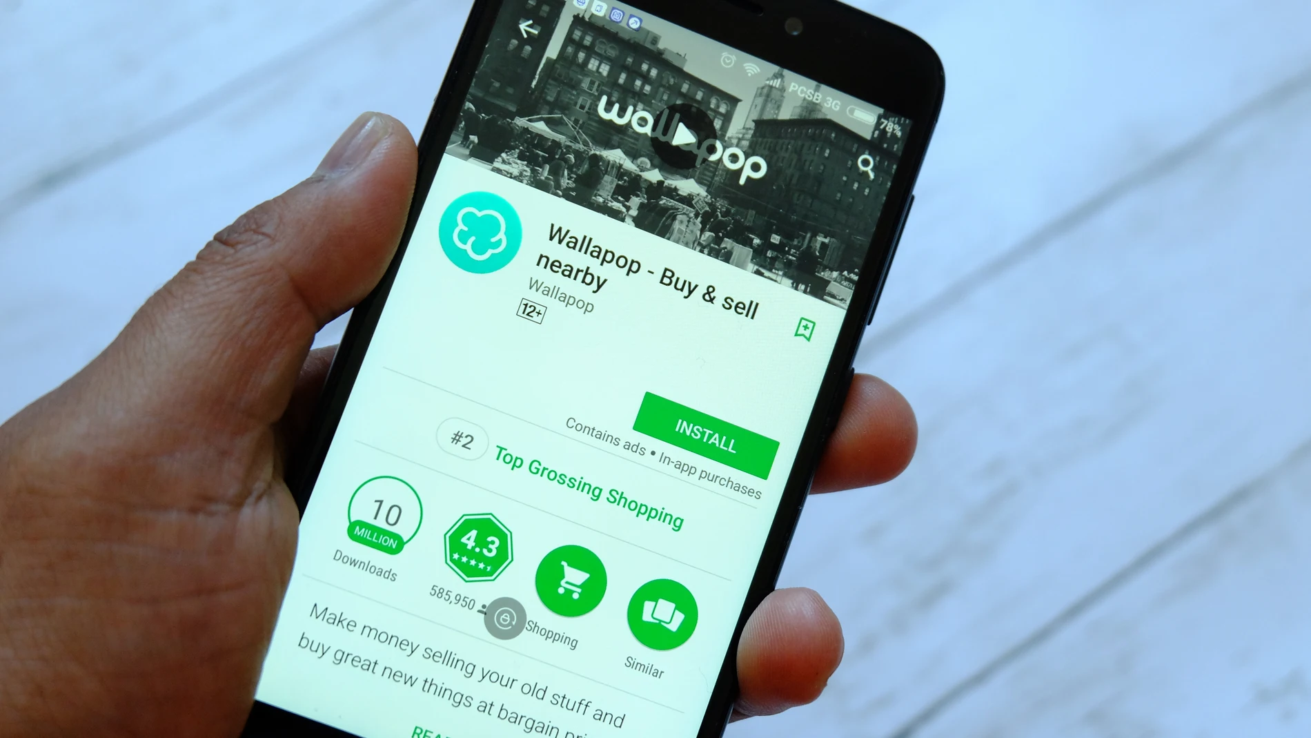 Teléfono móvil con la aplicación Wallapop en una tienda Google Play de Android.