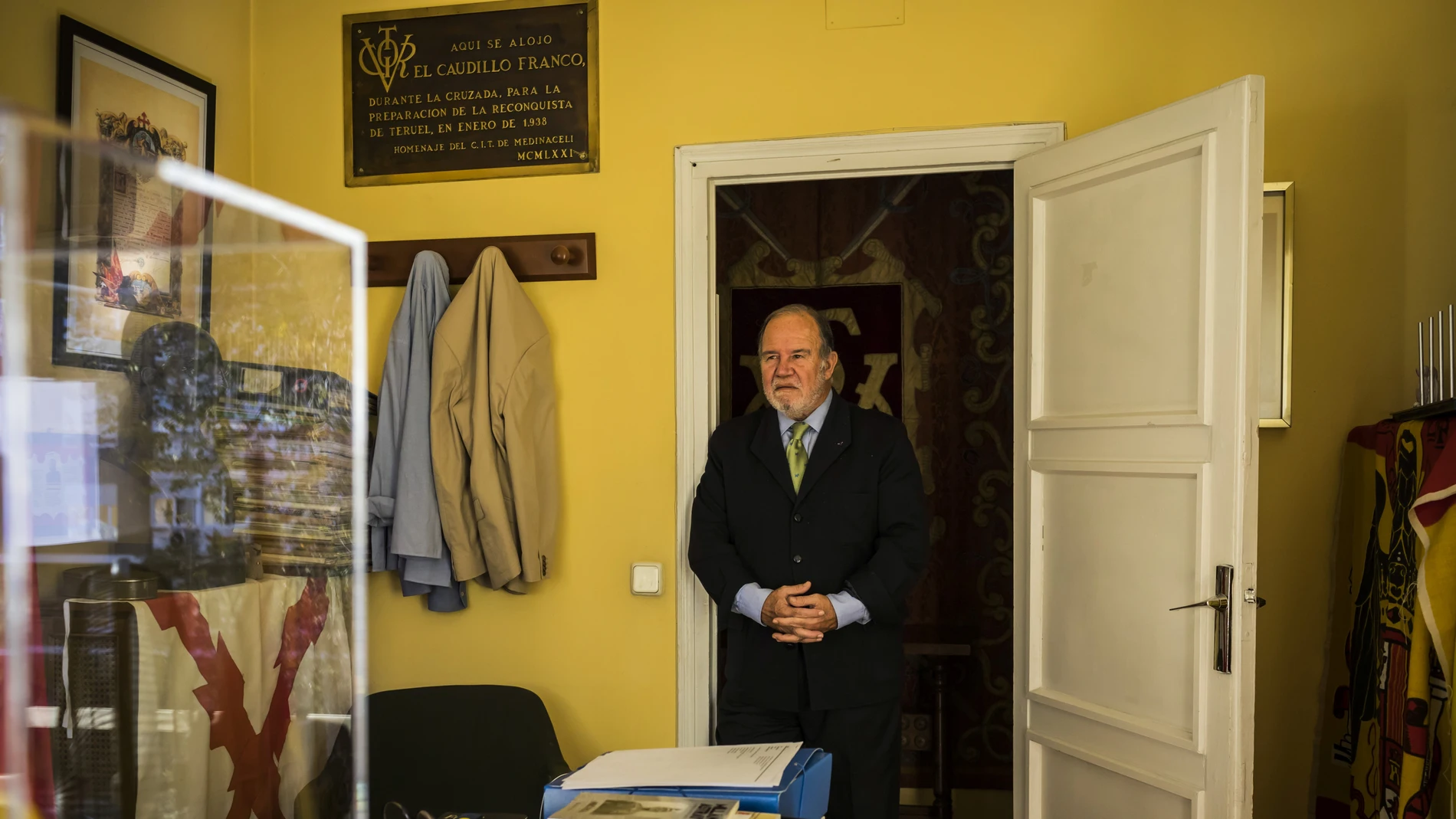 Juan Chicharro Ortega, Presidente de la Fundación Nacional Francisco Franco que posa en su despacho de la Fundación. 