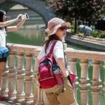 Turistas recorren la Plaza de España en plena ola de calor en Sevilla