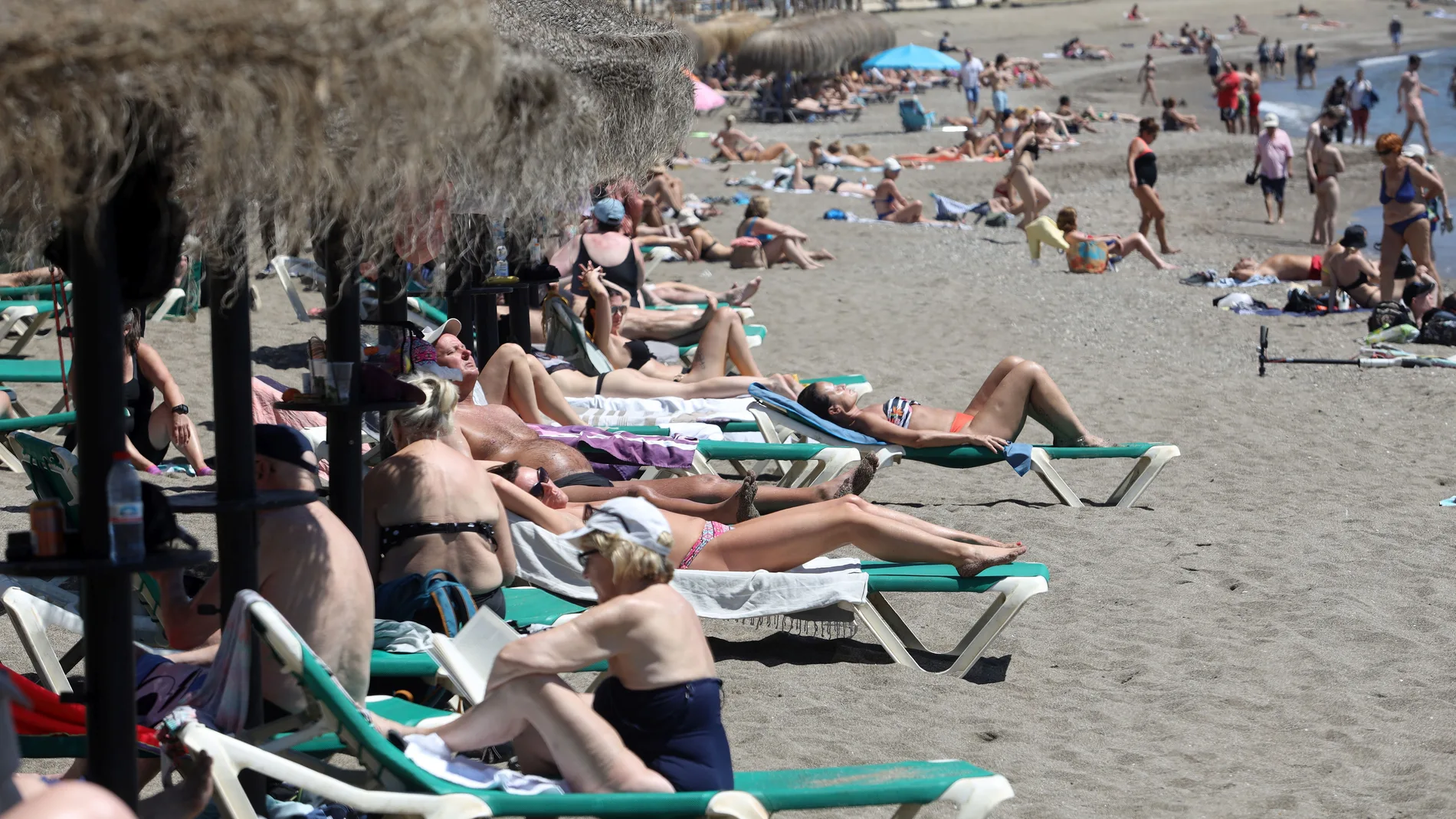 Bañistas en la playa de la Malagueta