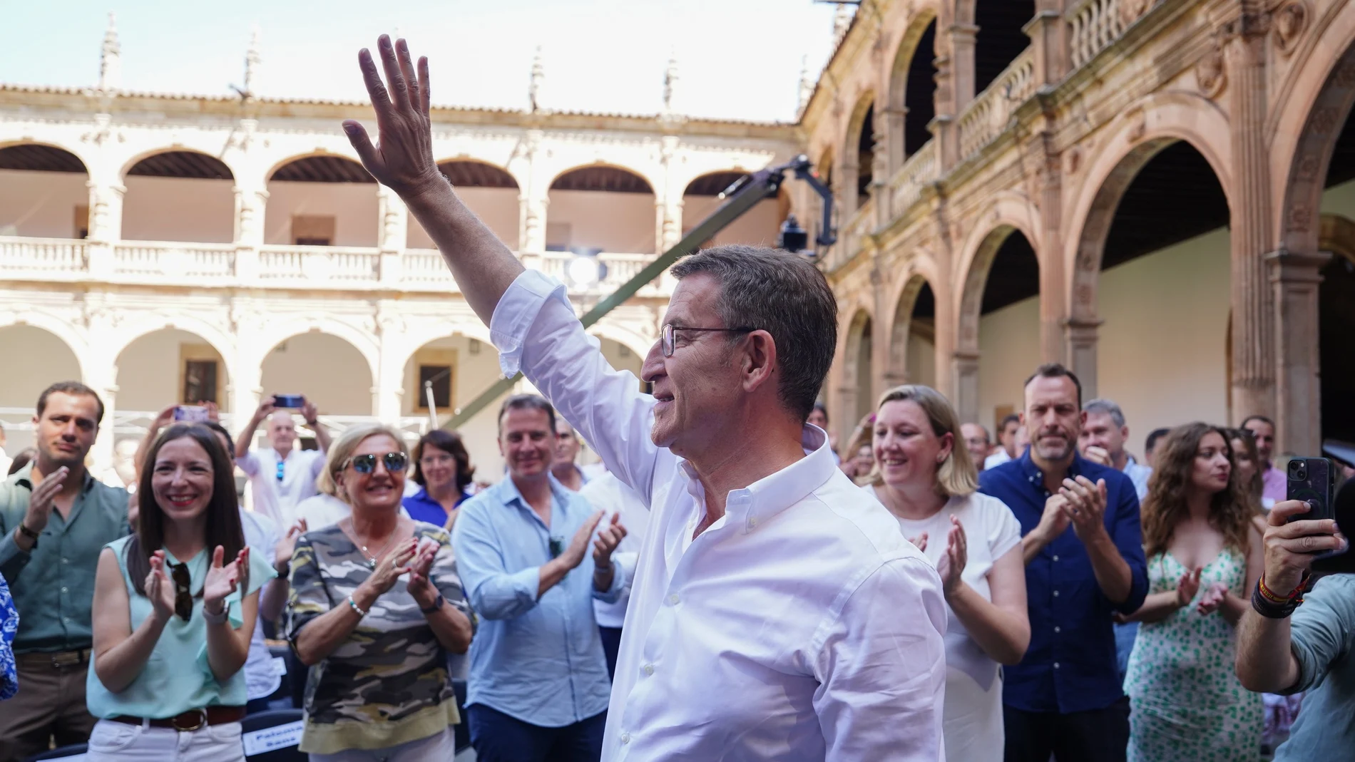 El presidente del Partido Popular, Alberto Núñez Feijóo, a su llegada a un acto con militantes del PP, en el colegio Arzobispo Fonseca, a 25 de junio de 2023, en Salamanca.