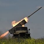 Soldados ucranianos disparan un misil Grad hacia posiciones rusas en la región de Donetsk