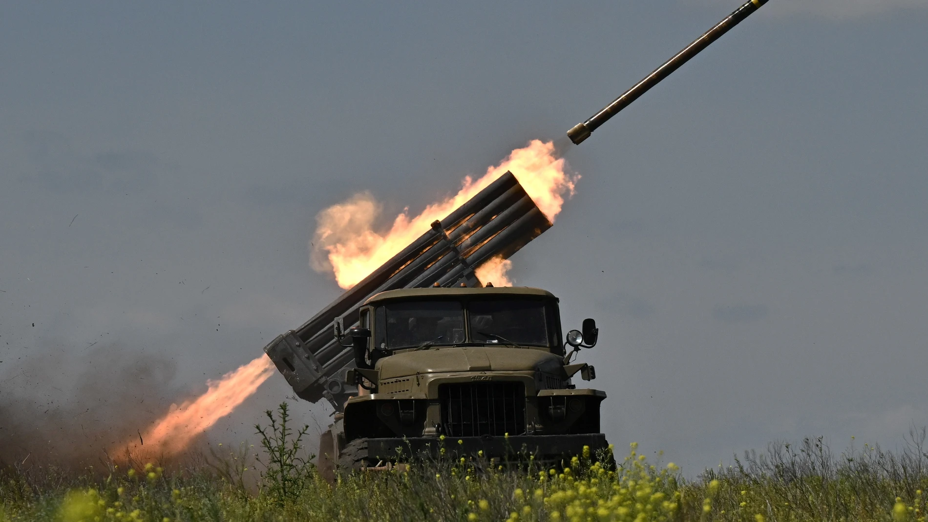 Soldados ucranianos disparan un misil Grad hacia posiciones rusas en la región de Donetsk