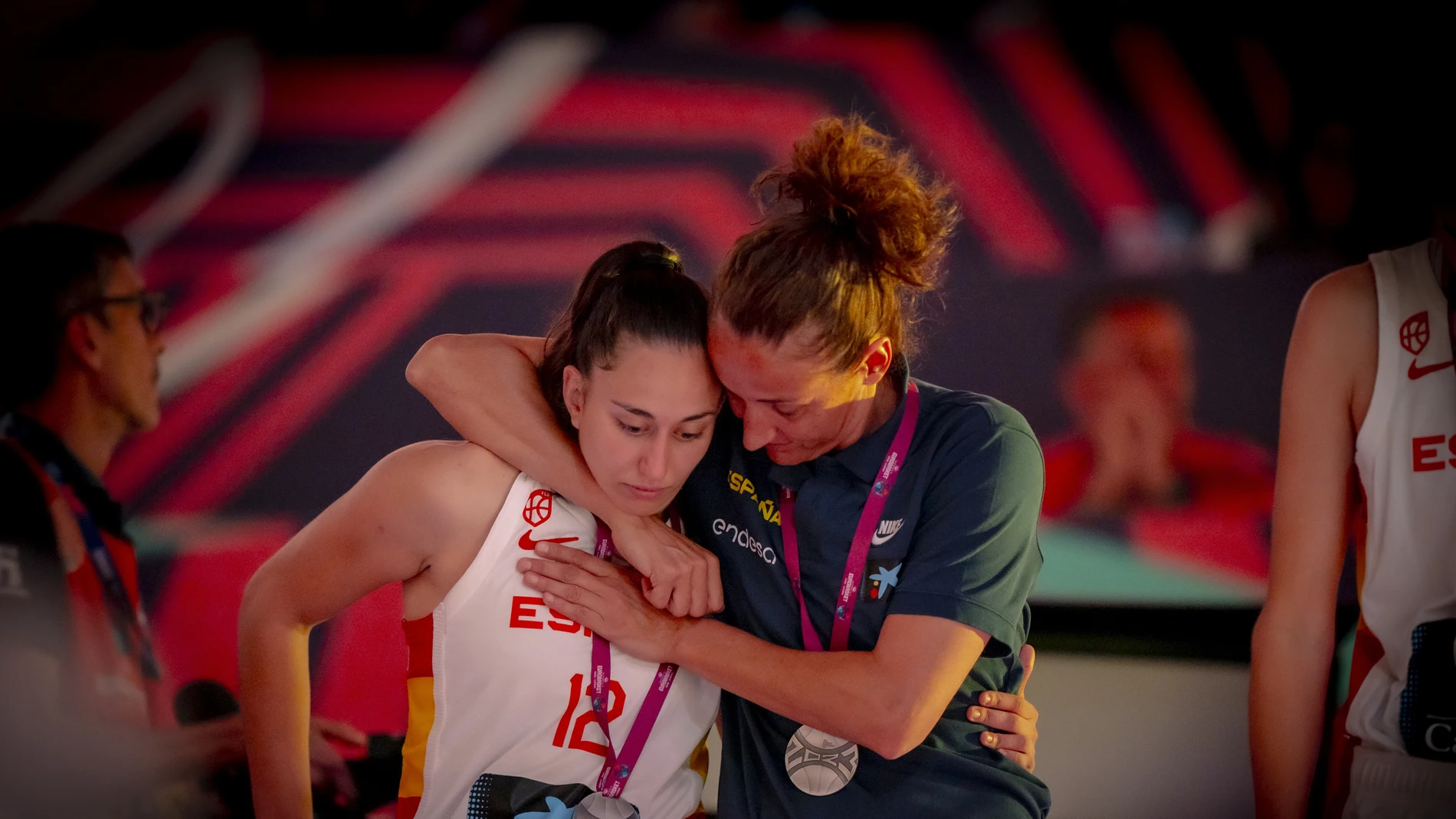 Laia Palau abraza a Maite Cazorla después de recoger la medalla de plata