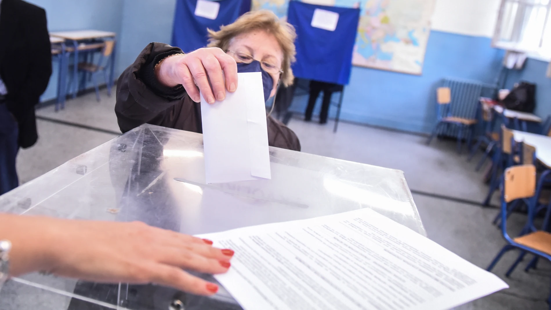 Una mujer acude a votar a un colegio electoral de Tesalónica