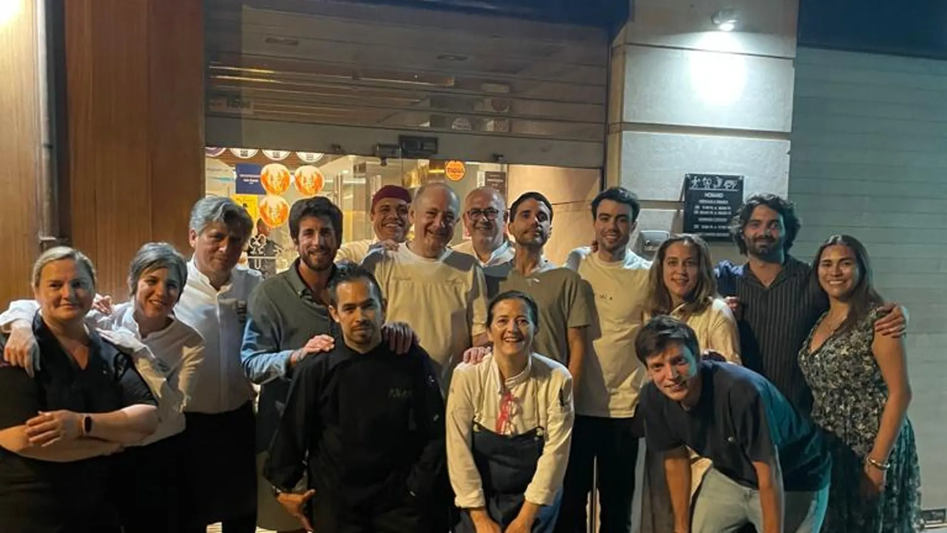 El equipo del restaurante Central capitaneado por Virgilio Martínez, coronado como el restaurante número 1 del mundo y la plantilla de Rausell después de la cena celebrada en su establecimiento