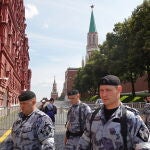 Policías rusos patrullan alrededor de la Plaza Roja de Moscú