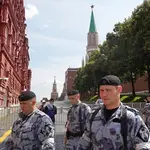Policías rusos patrullan alrededor de la Plaza Roja de Moscú