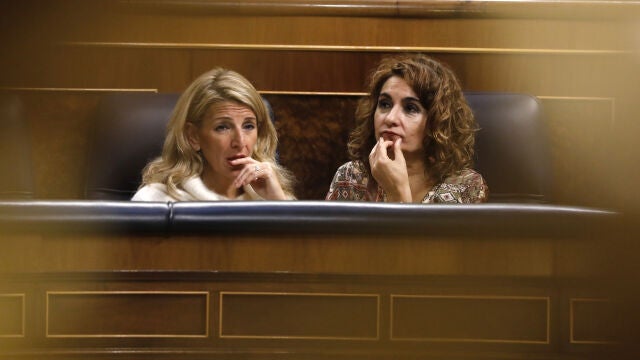 Yolanda Díaz y María Jesús Montero durante un pleno en el Congreso de los Diputados.