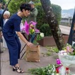 La candidata de EH Bildu a la Diputación de Gipuzkoa Maddalen Iriarte deposita flores ante la foto del Manuel Zamarreño, hoy Domingo, durante el acto de homenaje y recuerdo el concejal de Errenteria al cumplirse 25 años de su asesinato. 