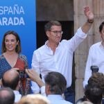 El líder del Partido Popular, Alberto Núñez Feijóo (c), participa en un acto con militantes de su partido acompañado por el presidente de la Junta de Castilla y León, Alfonso Fernández Mañueco (d), y por la secretaria general del PP, Cuca Gamarra, este domingo en el colegio Arzobispo Fonseca de Salamanca. 