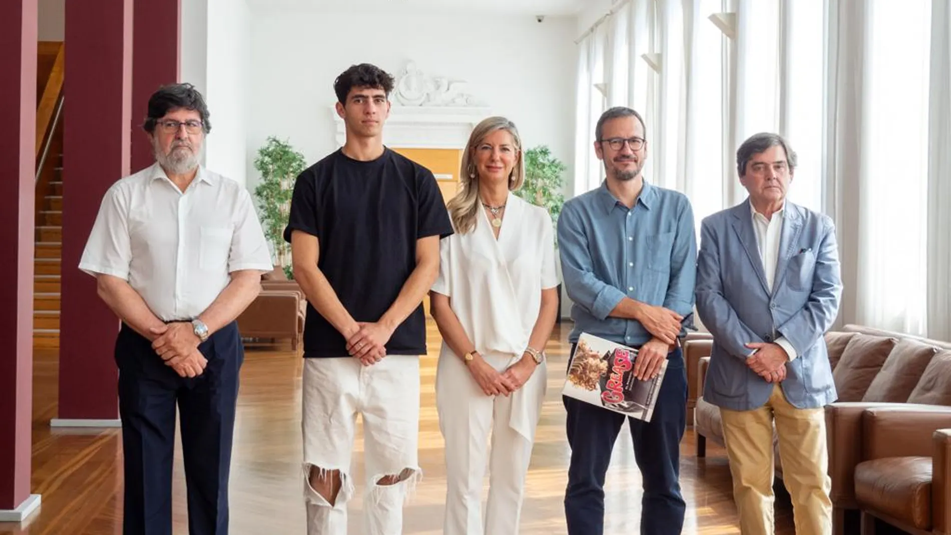La concejala de Cultura y Educación, Irene Carvajal, y el director del Teatro Calderón Txema Viteri, presentan “GREASE” El Musical, acompañados del director del espectáculo, David Serrano, y de uno de los principales protagonistas, Quique González