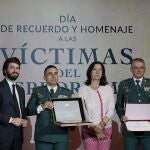 García-Gallardo entrega una de las medallas a la Guardia Civil junto a Alicia Villar