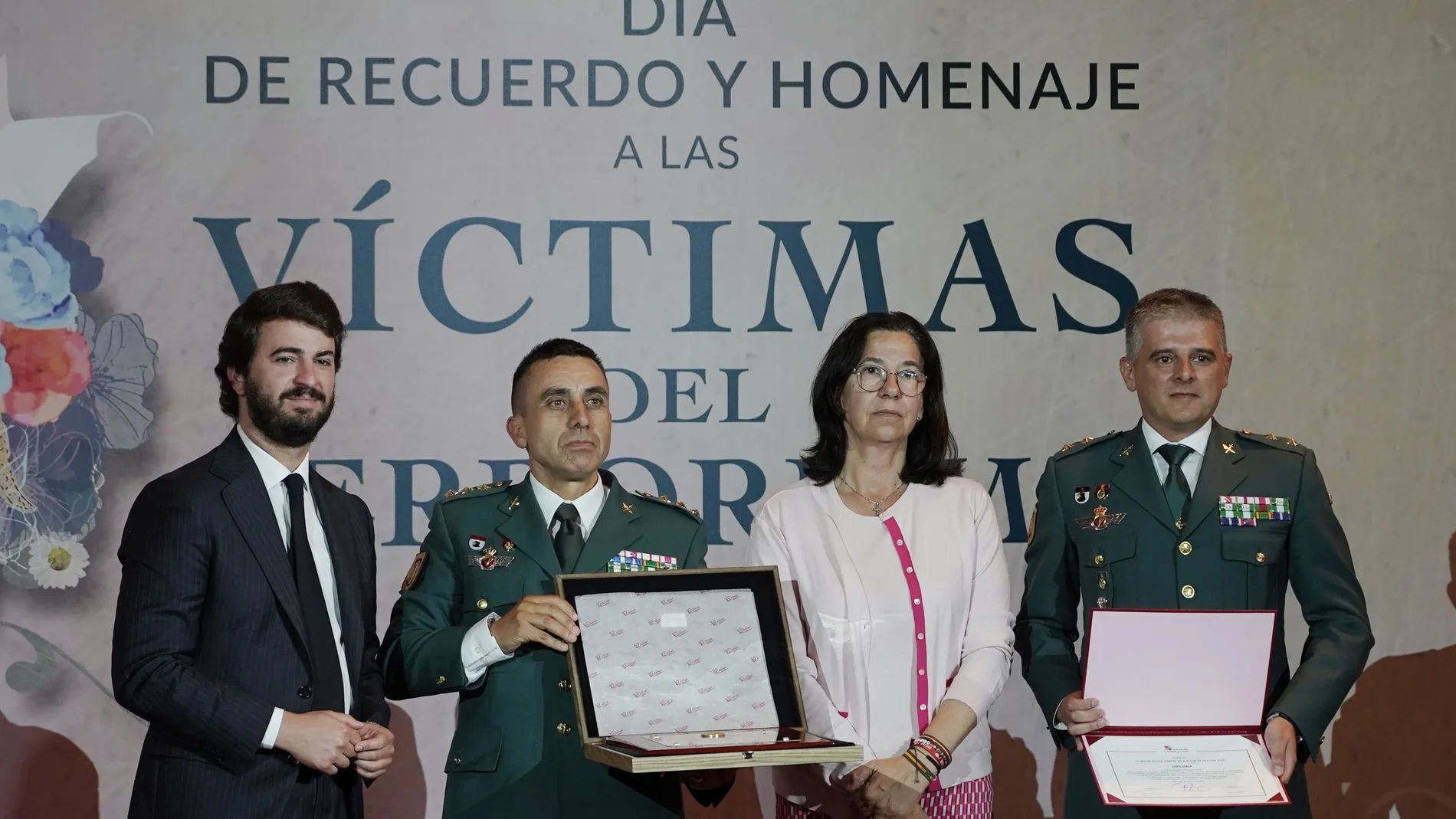 García-Gallardo entrega una de las medallas a la Guardia Civil junto a Alicia Villar