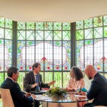 El presidente Alfonso Fernández Mañueco se reúne con la embajadora Julissa Reynoso en la Casa Lis de Salamanca