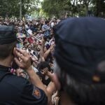 GRAF046. MADRID, 07/07/2019.- La Policía Nacional ha escoltado a los representantes de Ciudadanos que participaban en la manifestación del Orgullo 2019 para que pudieran abandonarla, después de estar bloqueados durante dos horas a la altura del Museo del Prado por asistentes a la marcha.