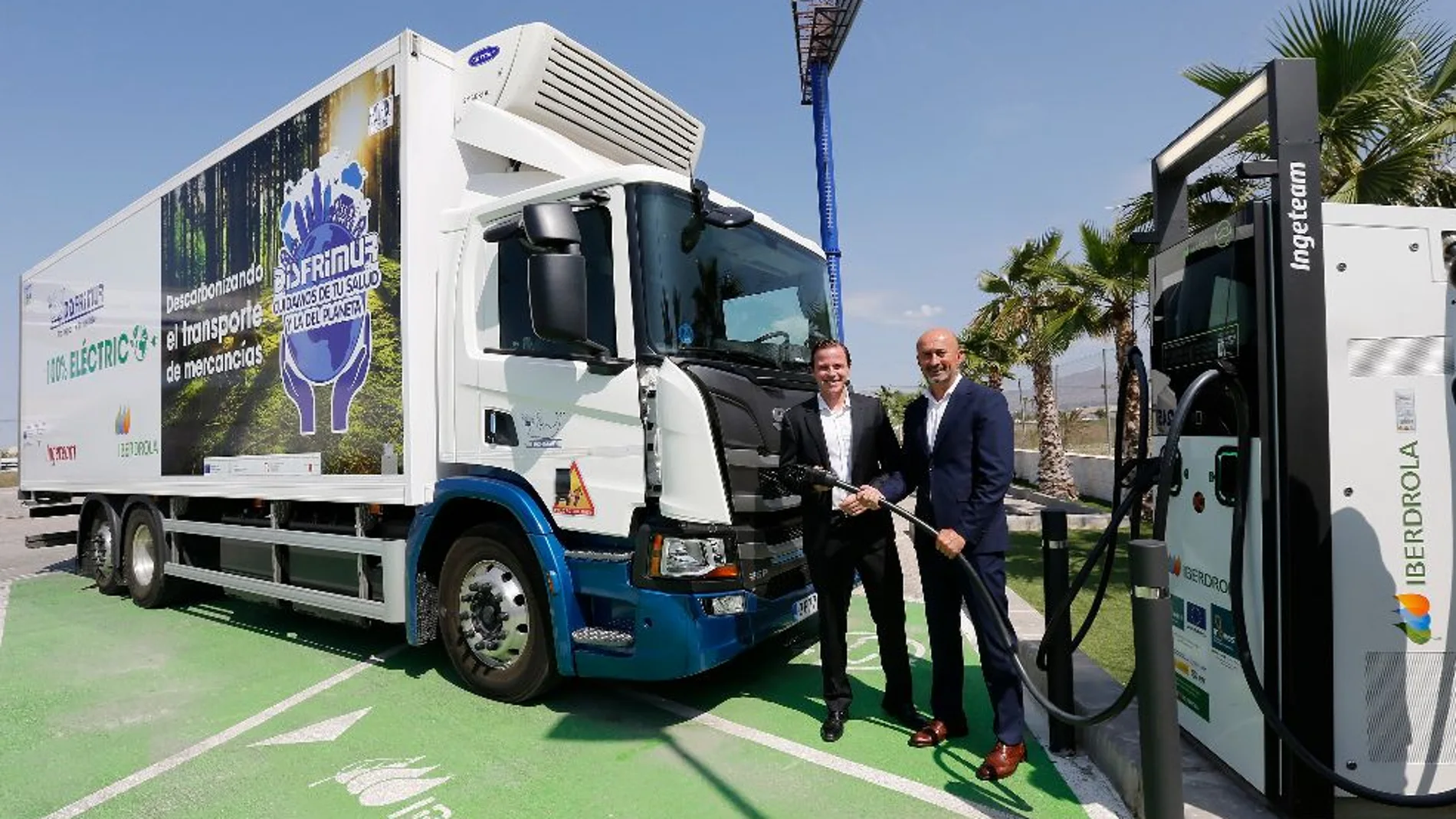 Punto de recarga pública para camiones eléctricos. En la imagen, Luis Buil, de Iberdrola, y Juan Sánchez, de Disfrimur