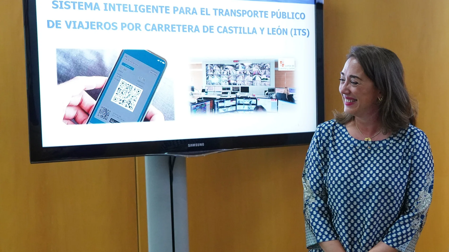 La consejera de Movilidad y Transformación Digital, María González Corral, presenta el nuevo sistema de transporte público de viajeros "inteligente"