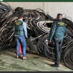 Gentes de la Guardia Civil junto sl cable recuperado