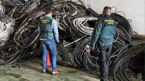Gentes de la Guardia Civil junto sl cable recuperado