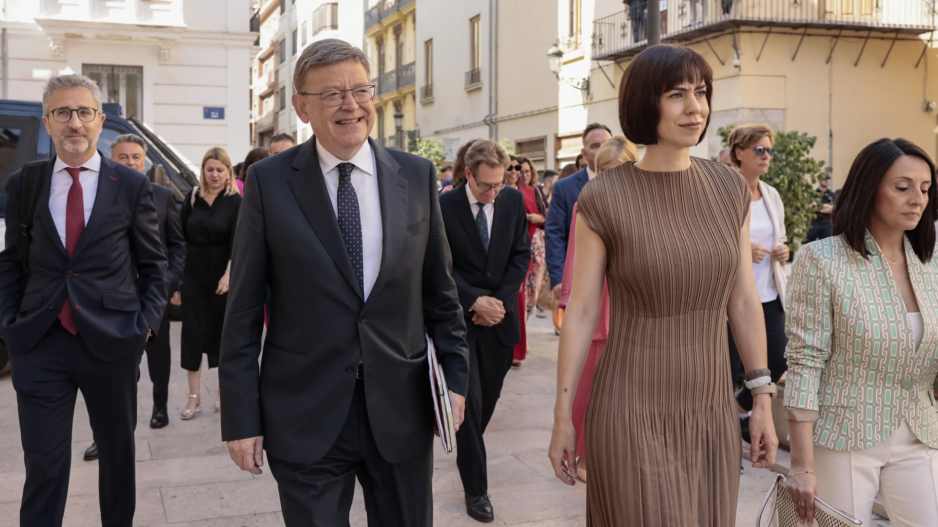El presidente Puig a su llegada a Les Corts acompañado por la ministra Diana Morant y el conseller Españ